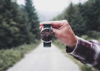 Should You Buy Watches From Online Watch Stores Or From Retail Stores?