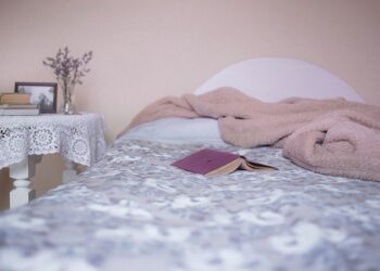 Tips To Decorate Your Small Bedroom with the Right Furniture