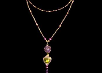 Wear a pendant to enhance your elegance